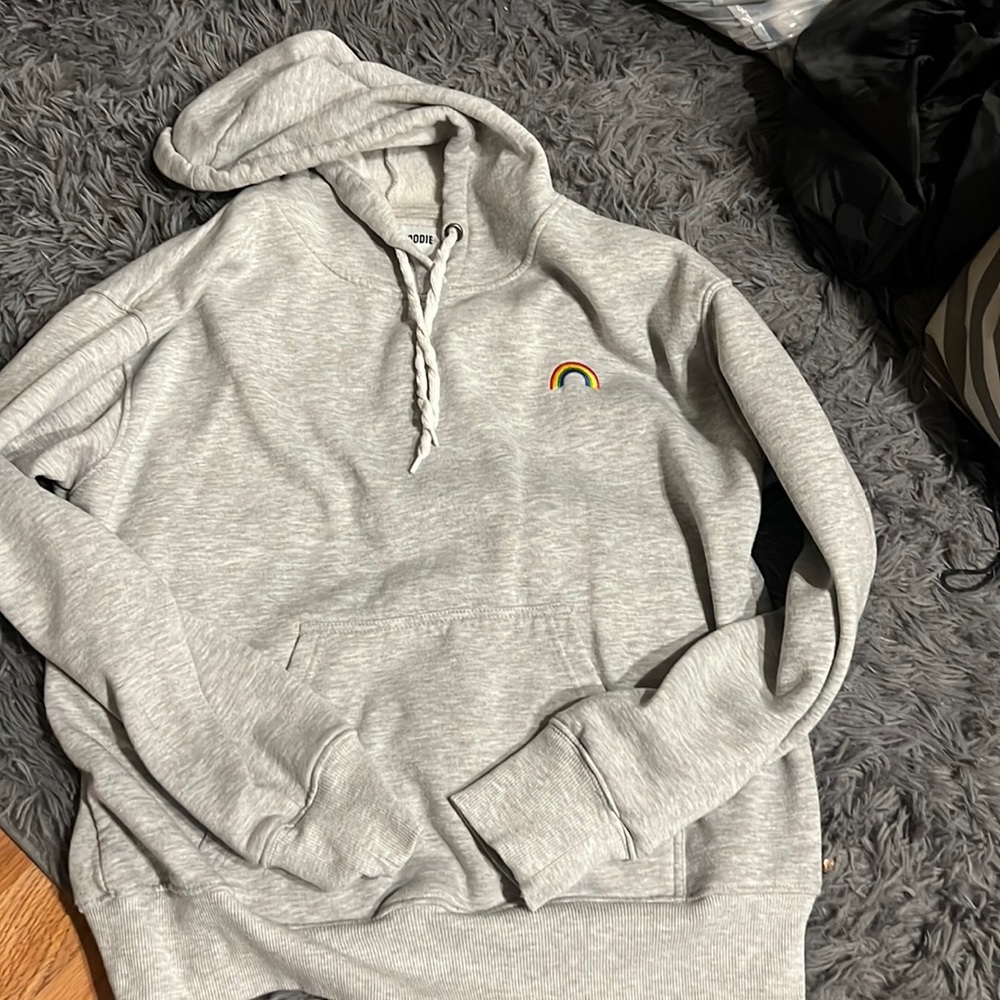 grey hoodie